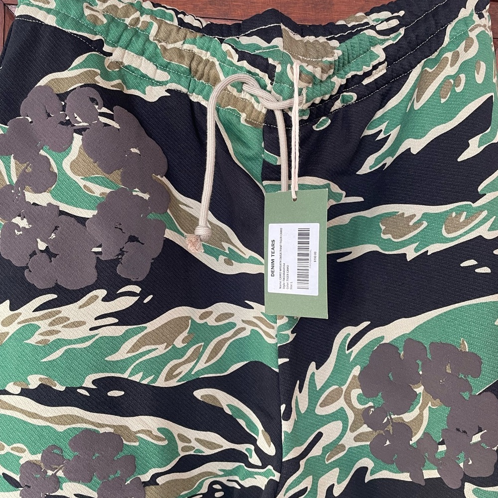 Denim tears authentic cotton wreath camo sweat pants size large. Brand new